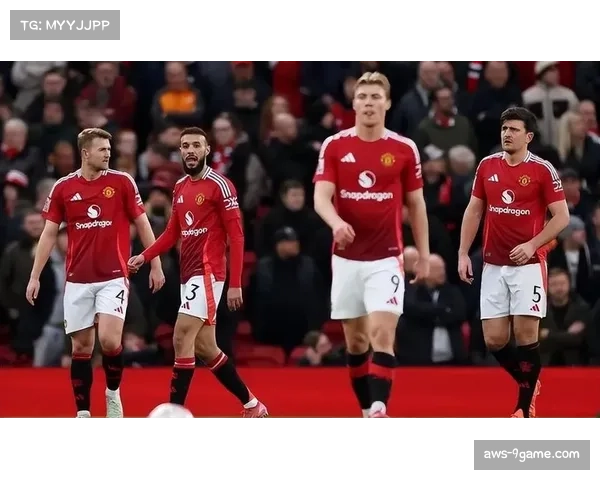 曼联防线组织纪律性增强，四后卫平行移动保持紧凑阵型